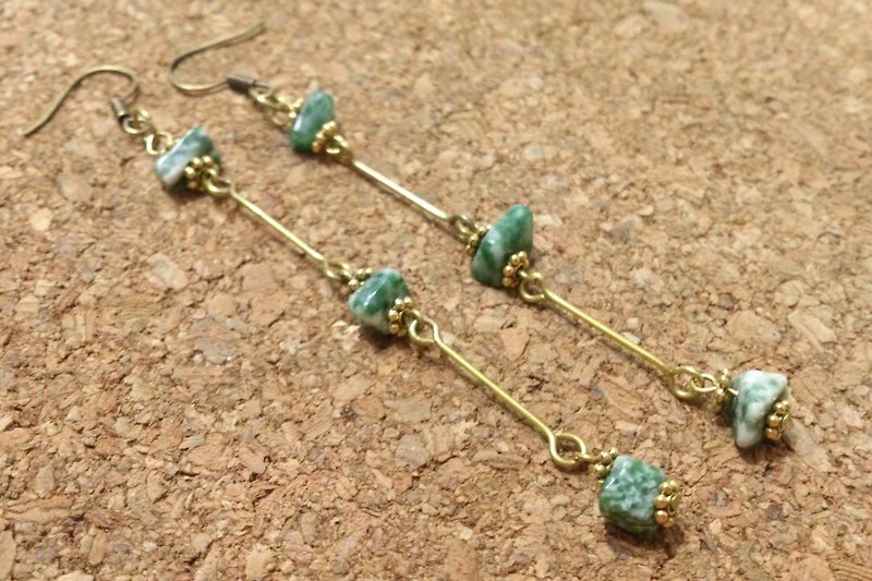 格格吉祥耳环～黄铜 湖水绿天然石 - 耳环/耳夹 - 其他材质 绿色