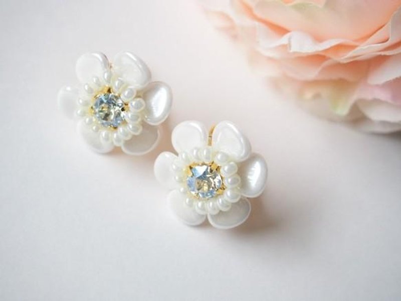 white flower pierce/earring petit  moon light - 耳环/耳夹 - 其他金属 