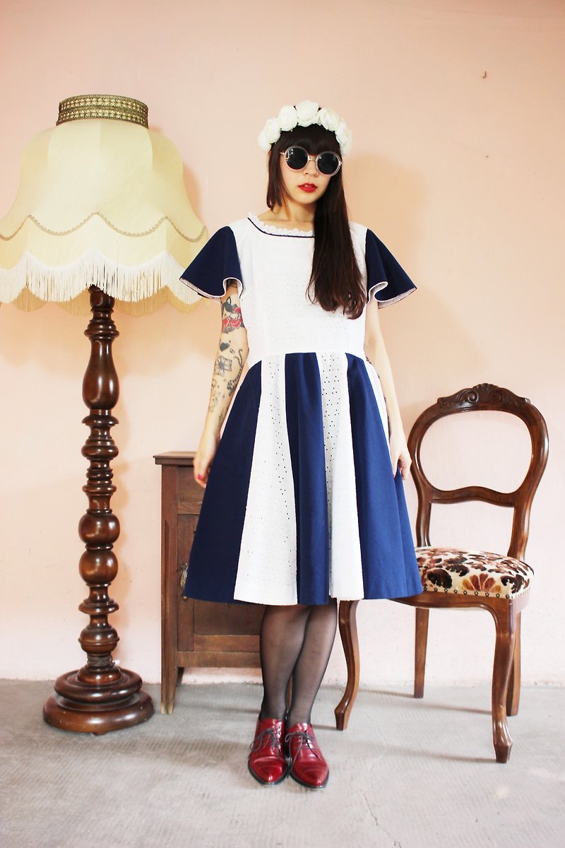 F996(Vintage)深蓝色拼接白色蕾丝棉布大波浪裙摆古着洋装(婚礼/野餐/派对) - 洋装/连衣裙 - 其他材质 蓝色