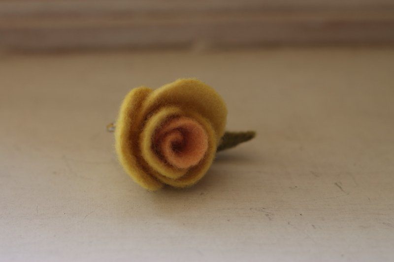 天然植物染玫瑰胸针兼发夹 槐花+九重葛 - 胸针 - 羊毛 黄色