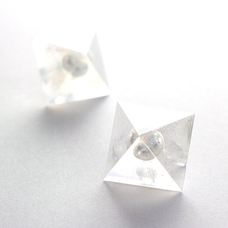 ピラミッドピアス(パール極小細かなラメ) - 耳环/耳夹 - 其他材质 白色