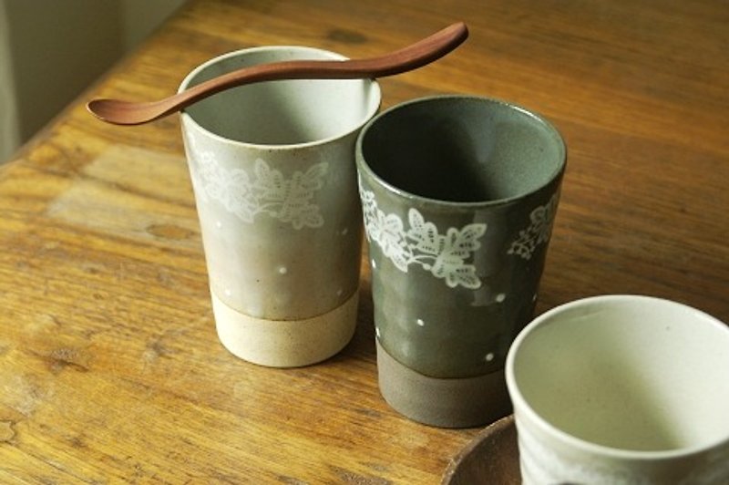 日本IZAWA Lirica蝴蝶蕾丝与点点装饰啤酒杯/高杯 浅灰加原木长匙 - 花瓶/陶器 - 其他材质 灰色