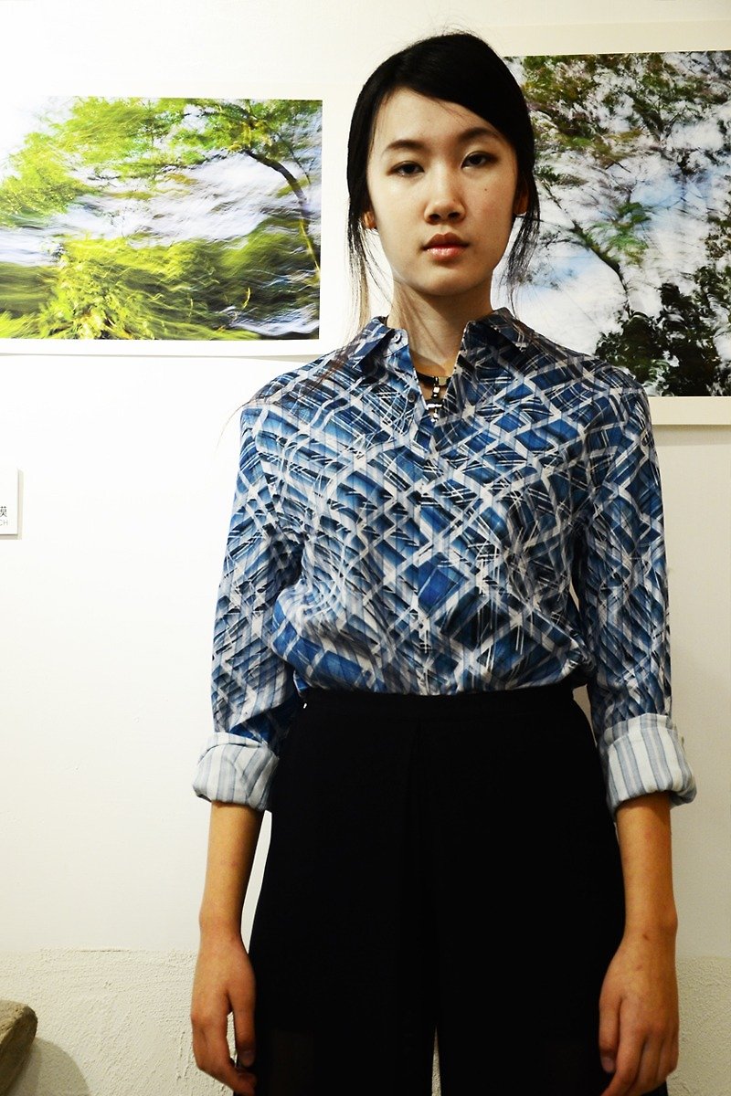 COME BACK SOON 消失中的玻璃幕墙印花条子中性衬衣(香港设计品牌) - 女装衬衫 - 棉．麻 蓝色