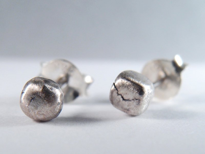 圆方裂纹不对称纯银耳环 - 耳环/耳夹 - 其他金属 灰色