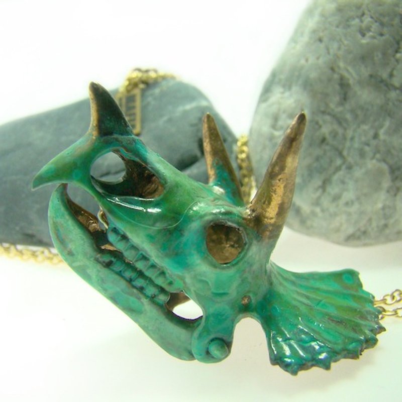 Triceratops skull pendant in brass with green patina  color ,Rocker jewelry ,Skull jewelry,Biker jewelry - 项链 - 其他金属 
