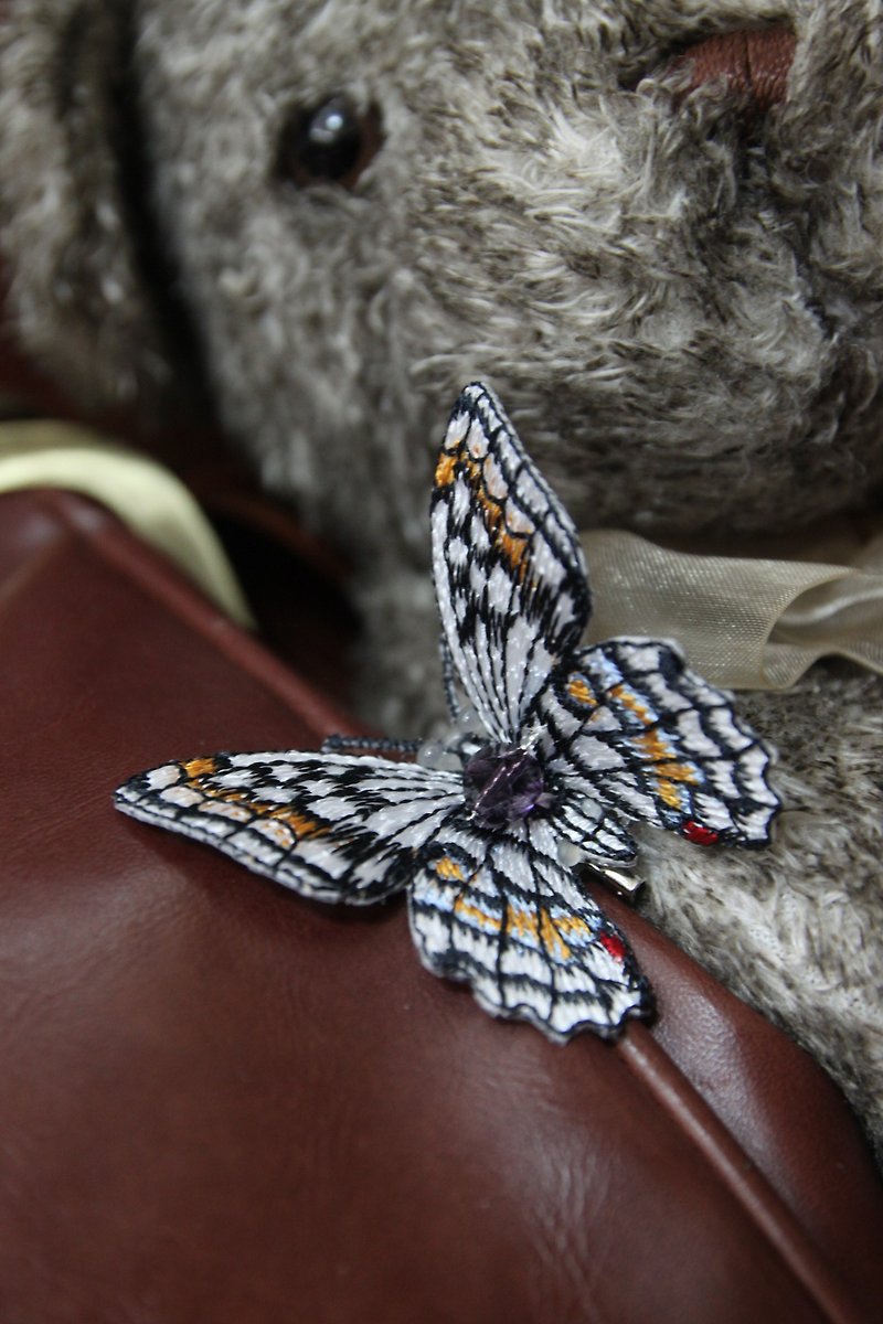 Butterfly  embroidery pin和风布蝴蝶扣针 - 胸针 - 其他材质 白色
