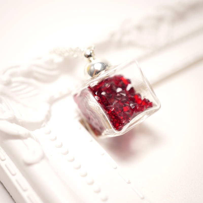 A Handmade 深红色正方体玻璃颈链 - 颈链 - 玻璃 