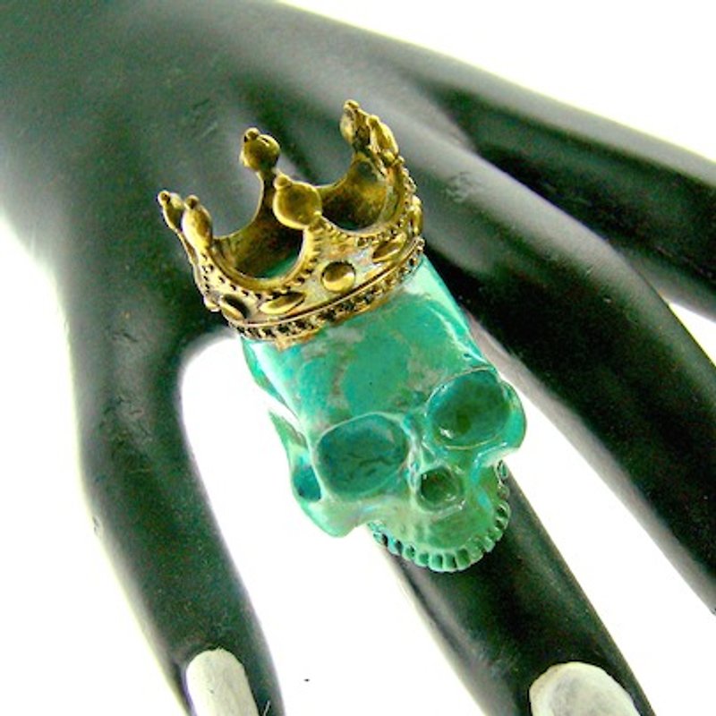 Patina Skull with crown ring in brass hand painting with green patina color ,Rocker jewelry ,Skull jewelry,Biker jewelry - 戒指 - 其他金属 
