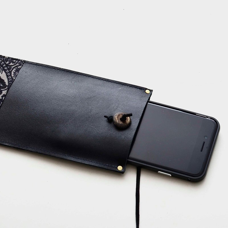 【图腾的含意】牛皮手机袋 黑色皮革 可放手机、IPHONE6、6s、7 定制刻字当礼物 - 手机壳/手机套 - 真皮 黑色
