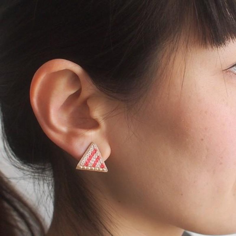 stud earrings"stripe triangle" - 耳环/耳夹 - 绣线 粉红色