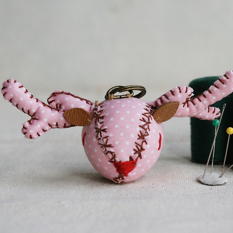 【布完美】点点麋鹿 手缝吊饰/钥匙圈_草莓奶昔_豆豆眼 - 钥匙链/钥匙包 - 其他材质 粉红色