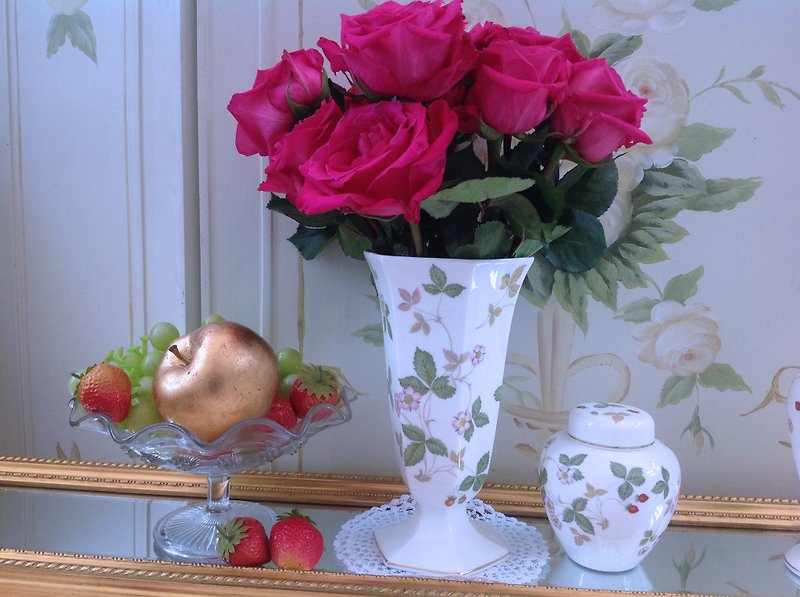 ♥安妮疯古物♥英国骨瓷皇家御用wedgwood Wild Strawberry 野草莓八角中型花瓶 - 植栽/盆栽 - 其他材质 多色