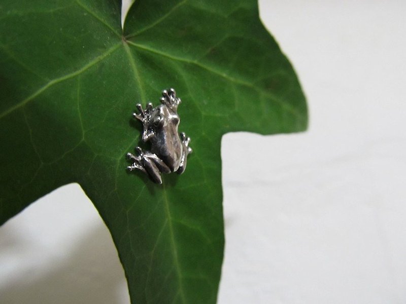 小さなカエルのピアス - 耳环/耳夹 - 其他金属 灰色