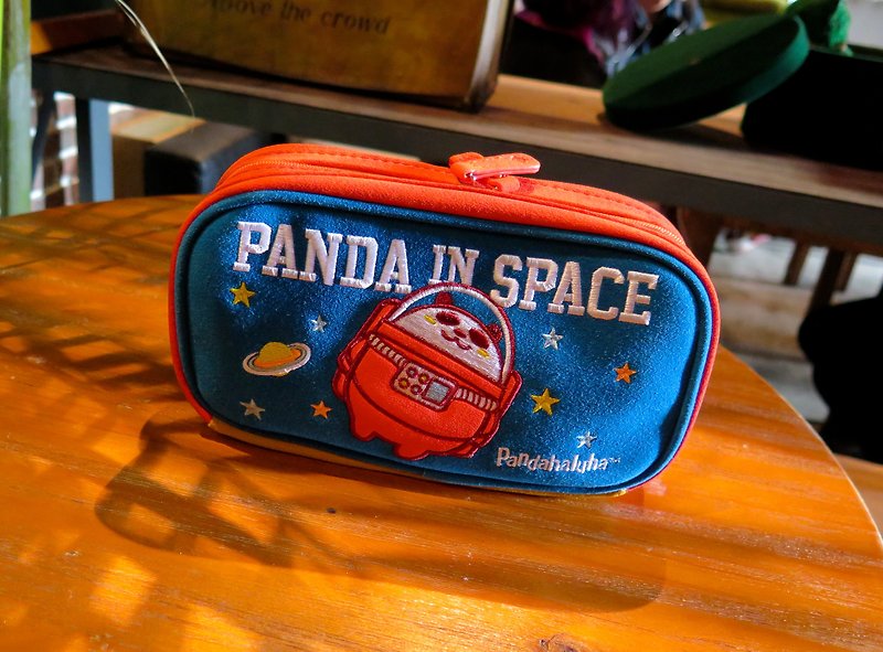 Pandahaluha Travel Bag 万用包 / 太空熊猫 - 化妆包/杂物包 - 真皮 多色
