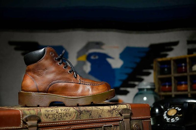 Vintage 英国Dr. Martens 复古焦糖色 6孔 厚底工作靴 - 男款皮鞋 - 真皮 金色