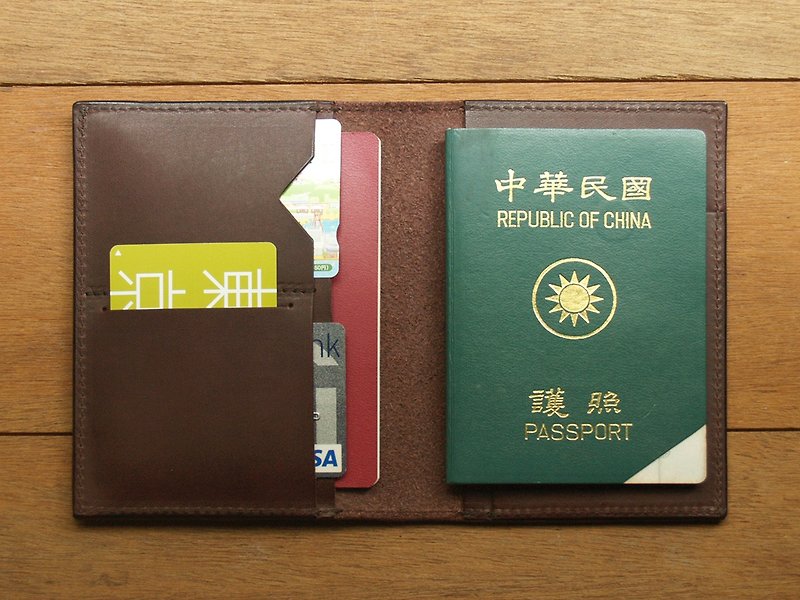 Dark Coffee 手工真皮护照夹/护照套 (礼盒包装/定制刻印英文名) - 护照夹/护照套 - 真皮 咖啡色