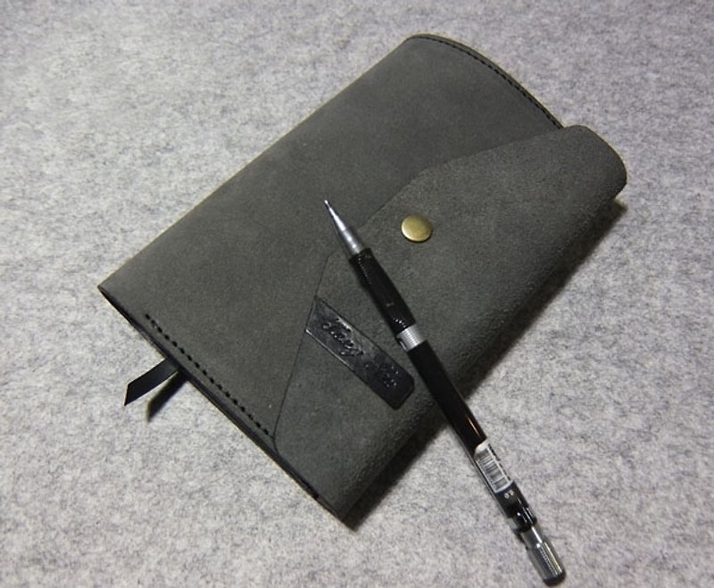 手工皮件设计 真皮铜扣式活页笔记本升级版3卡+L夹。a6-Size 灰色麂皮+个性黑 - 笔记本/手帐 - 真皮 多色