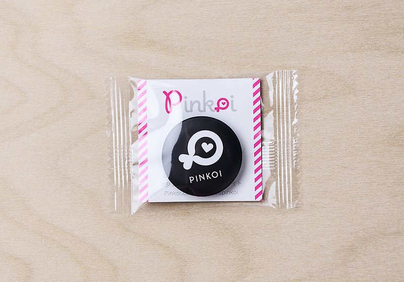 Pinkoi 小鱼圆形徽章（黑） - 徽章/别针 - 塑料 黑色