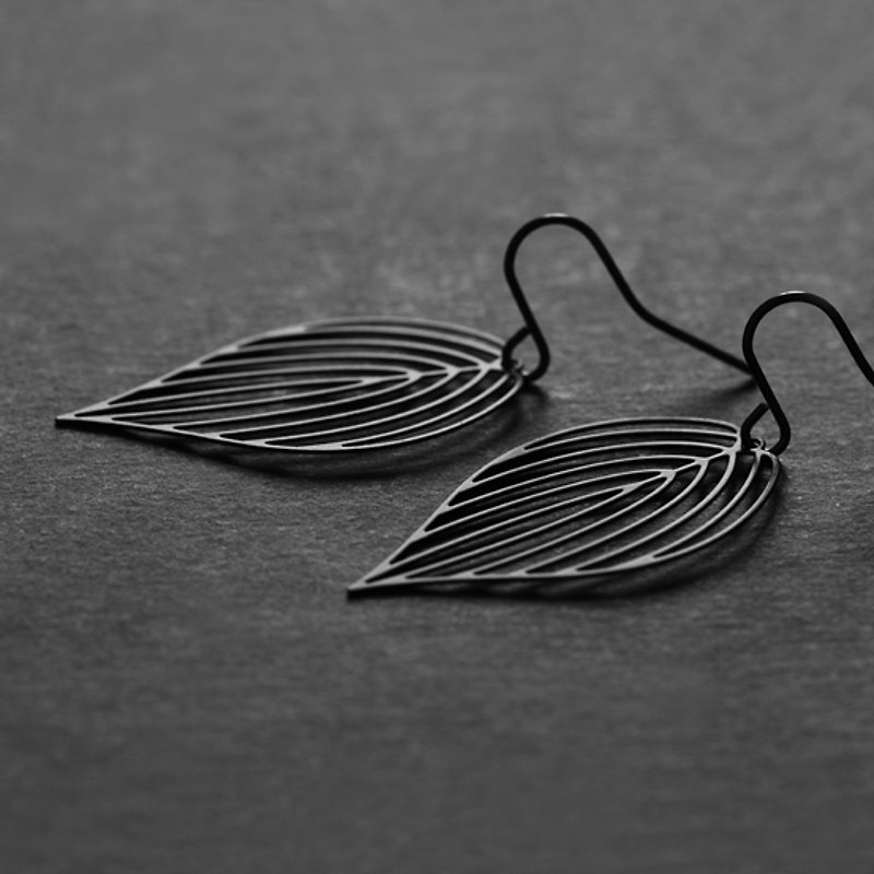 黑叶耳环 Black Leaf Earrings - 耳环/耳夹 - 其他金属 