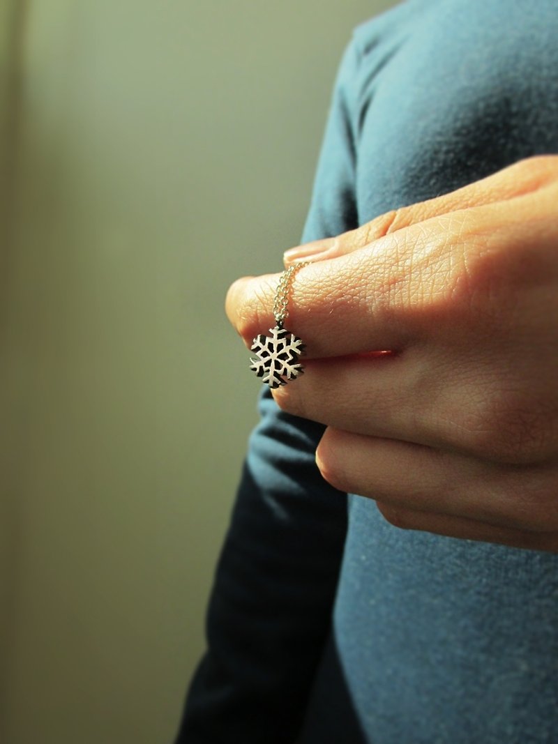 snowflake necklace_雪花项链 | 圣诞节 礼物首选 设计师手工 - 项链 - 银 银色