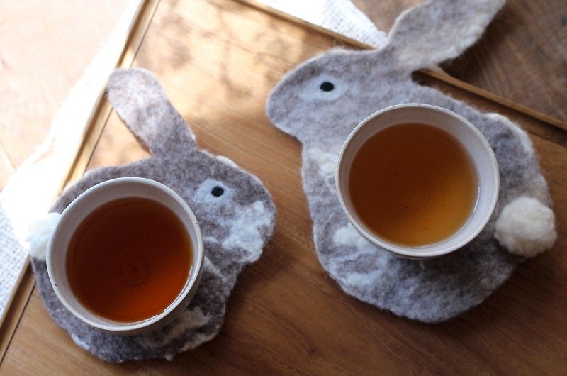 台湾野兔 ♣ 羊毛毡杯垫 (右边灰色) - 杯垫 - 羊毛 灰色