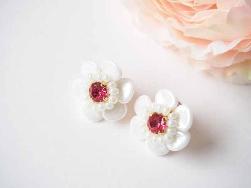 white flower pierce/earring petit (indian pink) - 耳环/耳夹 - 其他金属 