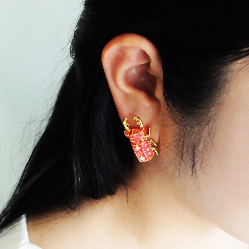甲虫黄铜耳环 - 桃红色 - 耳环/耳夹 - 其他金属 粉红色