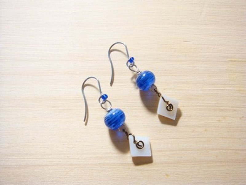柚子林琉璃 - 琉璃耳环 -深水蓝混色 -圆球+贝壳款 - 可改夹 - 耳环/耳夹 - 玻璃 蓝色