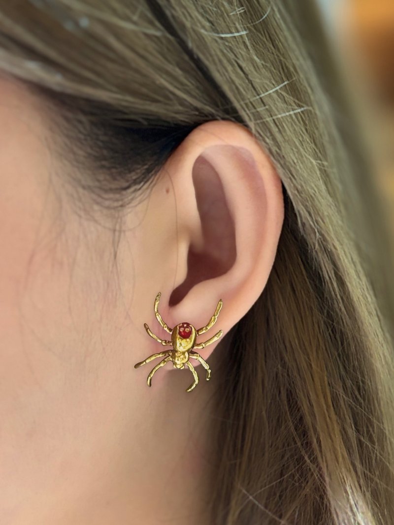 Spider earring in brass and red enamel - 耳环/耳夹 - 其他金属 