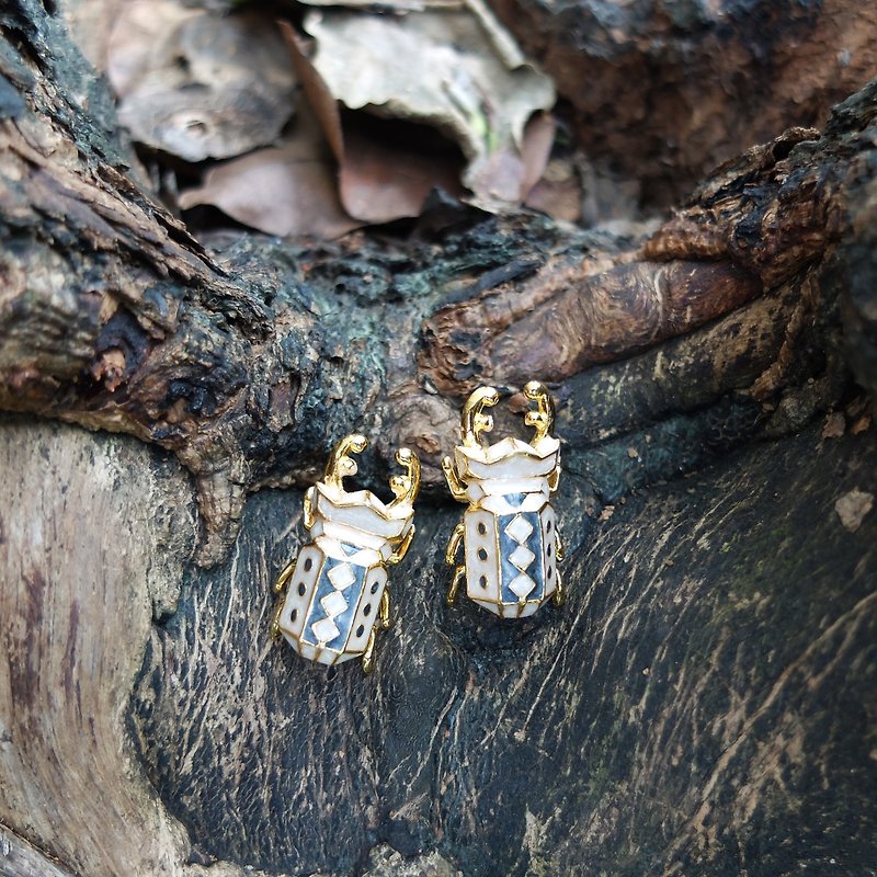 甲虫黄铜耳环 - 黑白色 - 耳环/耳夹 - 其他金属 白色