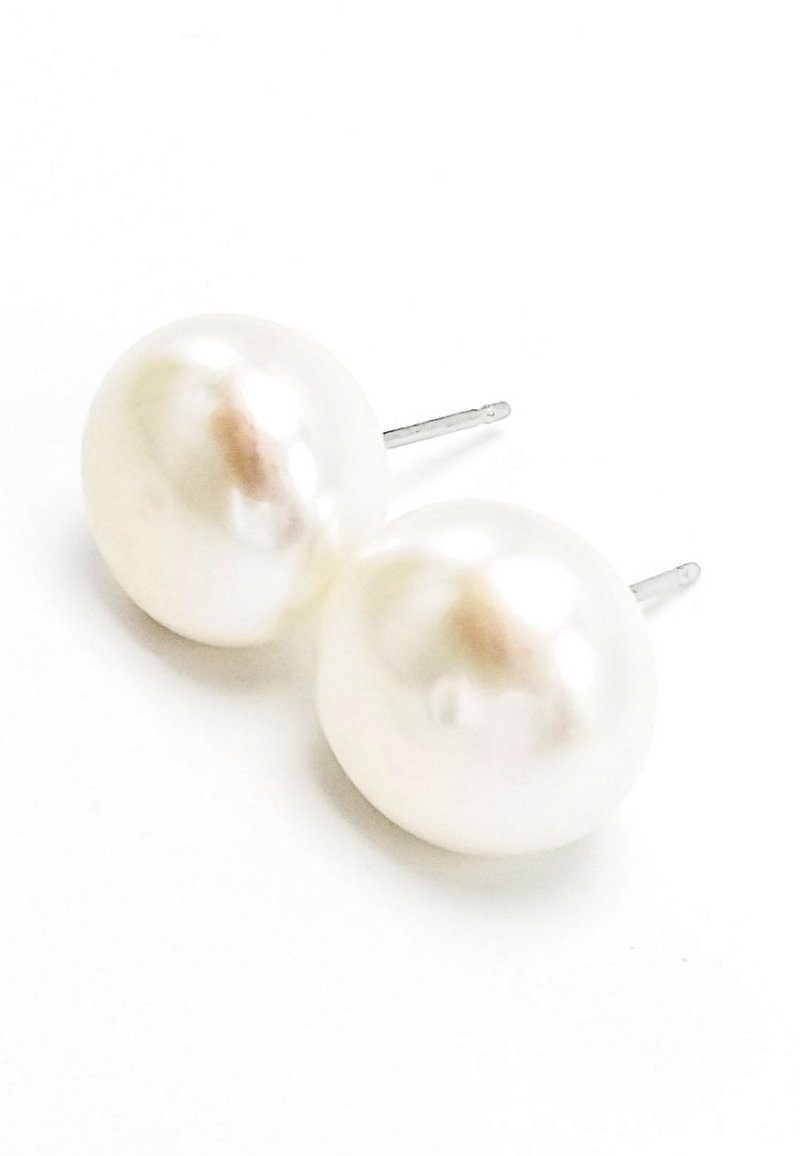 怀旧气质: 手工制传统12MM扁圆形淡水珍珠纯银耳环 - 耳环/耳夹 - 珍珠 白色