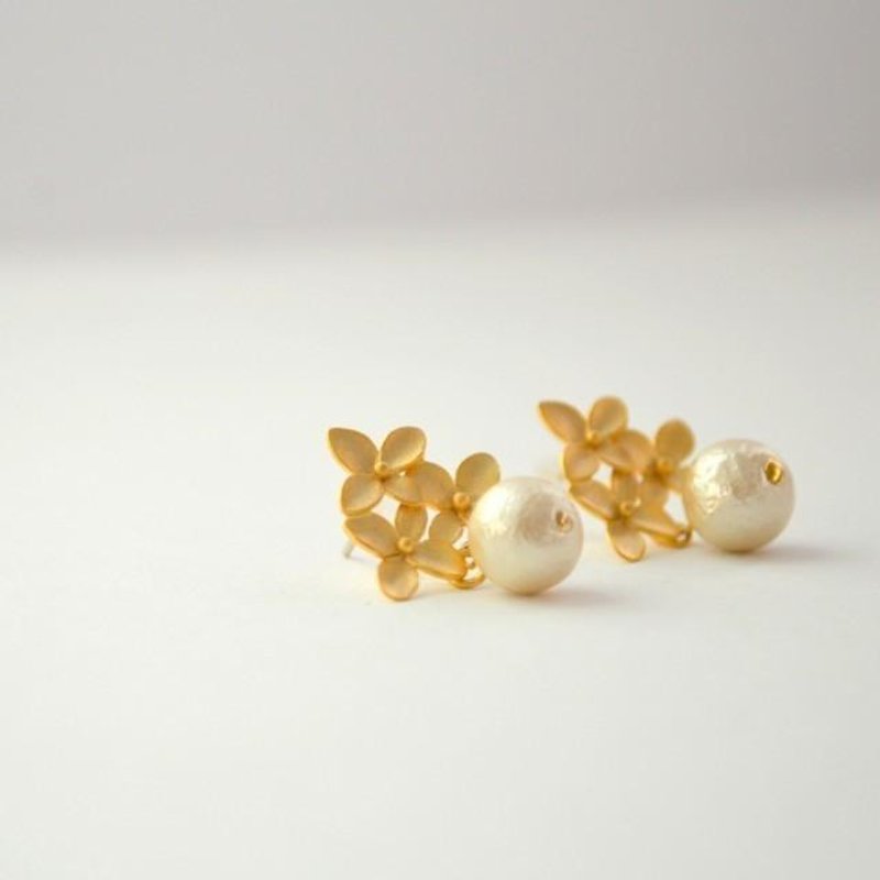 Flower Cotton Pearl Pierce - 耳环/耳夹 - 其他金属 金色