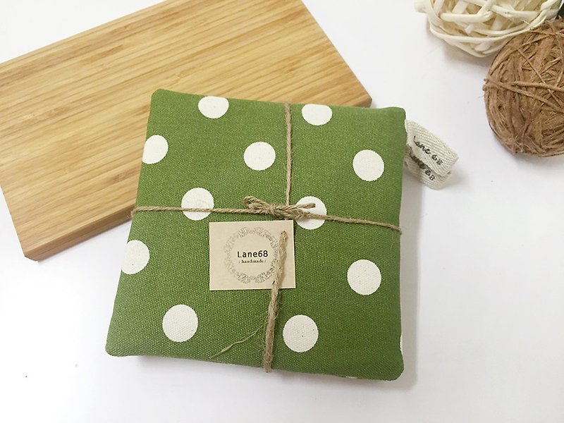 ::Lane68:: 绿底白点手制餐具垫/隔热垫 (一组2个) - 餐垫/桌巾 - 其他材质 绿色