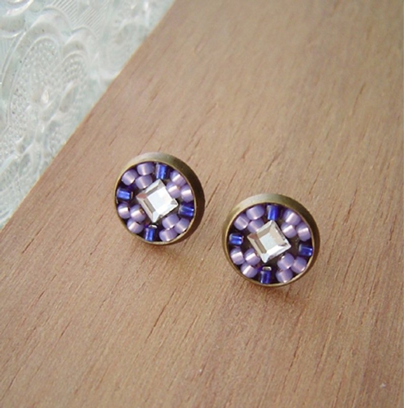 :: 小花砖 :: 幸运草(紫)。贴耳。Swarovski方型水钻。圆。拼贴 - 耳环/耳夹 - 其他金属 紫色