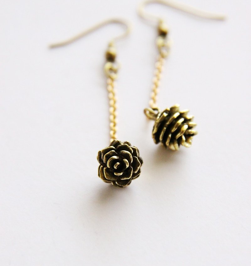 Golden Pinecone with Brass chains Earrings - 耳环/耳夹 - 纸 金色