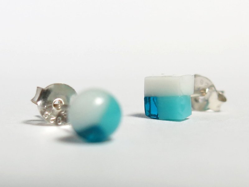回+骰子琉璃耳环 - 耳环/耳夹 - 玻璃 蓝色