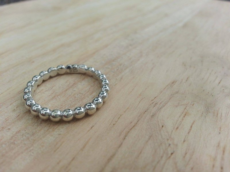 Tiny dot 纯银戒指 - 戒指 - 其他金属 灰色