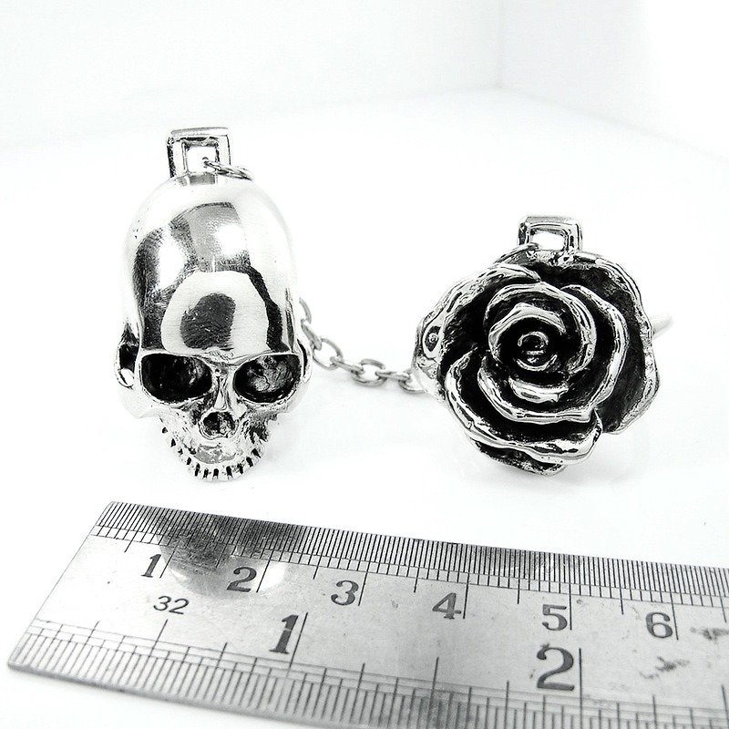 Skull with rose ring in white bronze and oxidized antique color ,Rocker jewelry ,Skull jewelry,Biker jewelry - 戒指 - 其他金属 