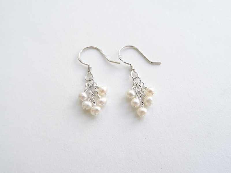 ::丰收的季节:: 淡水珍珠迷你果实串纯银耳勾耳环。可改夹式 - 耳环/耳夹 - 珍珠 白色
