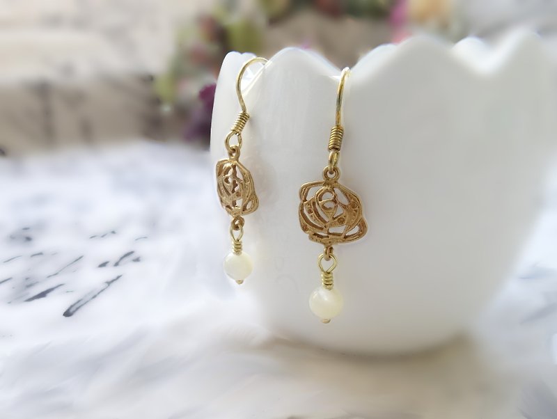 ::摇摆玫瑰:: 贝壳珠黄铜耳环。可改夹式 - 耳环/耳夹 - 宝石 白色