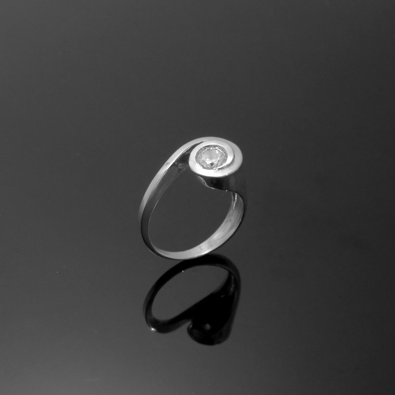 锆石系列 / 锆石5mm流线单钻戒 / 925银 / 设计师款 - 戒指 - 其他金属 银色