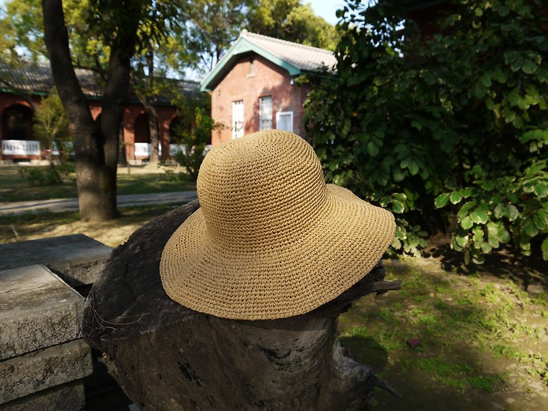手工编织帽–夏日编织帽/草帽/浅土黄色 - 帽子 - 纸 金色