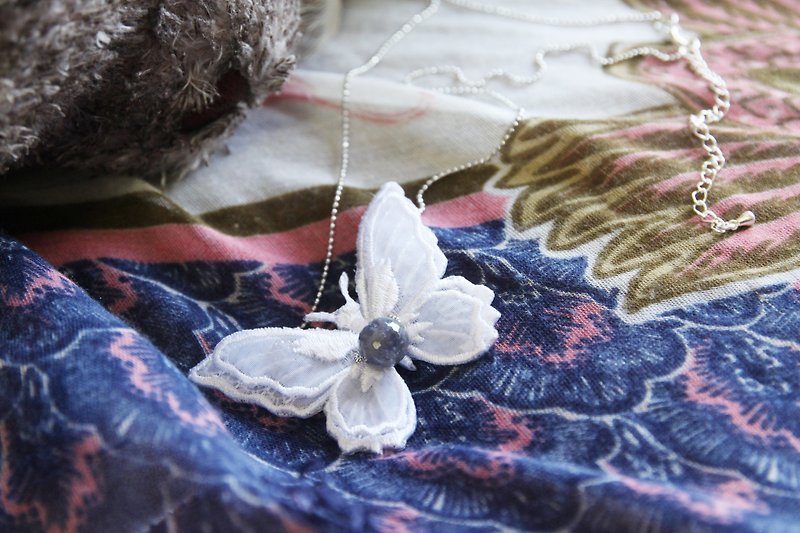 Butterfly  embroidery necklace with labradorite 拉长石布蝴蝶项链 - 项链 - 其他材质 白色