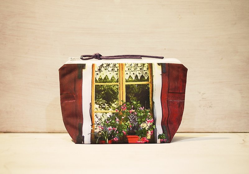 【好好去旅行】水饺型化妆包【那一扇窗】 - 相机包/相机袋 - 其他人造纤维 红色