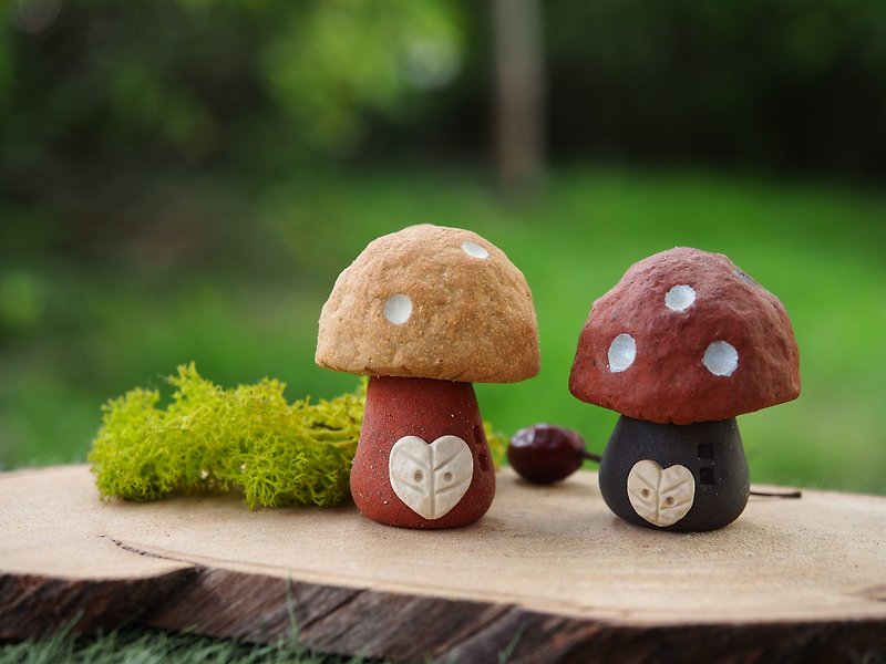 【蘑菇村 Mushroom Village 】-超可爱陶手作蘑菇小屋(有爱心门哦)/2款1组 - 摆饰 - 其他材质 