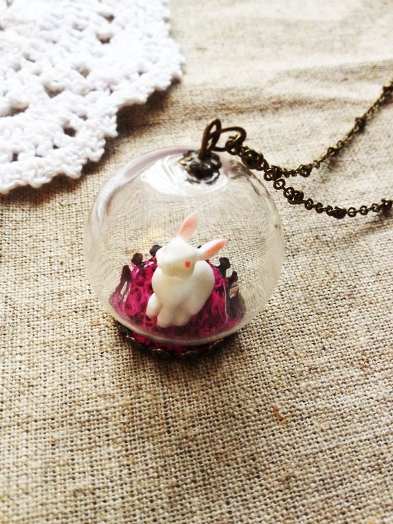[imykaka] ♥ 水晶玻璃球 小白兔紫红色草地 项链  情人节 礼物 - 项链 - 玻璃 多色