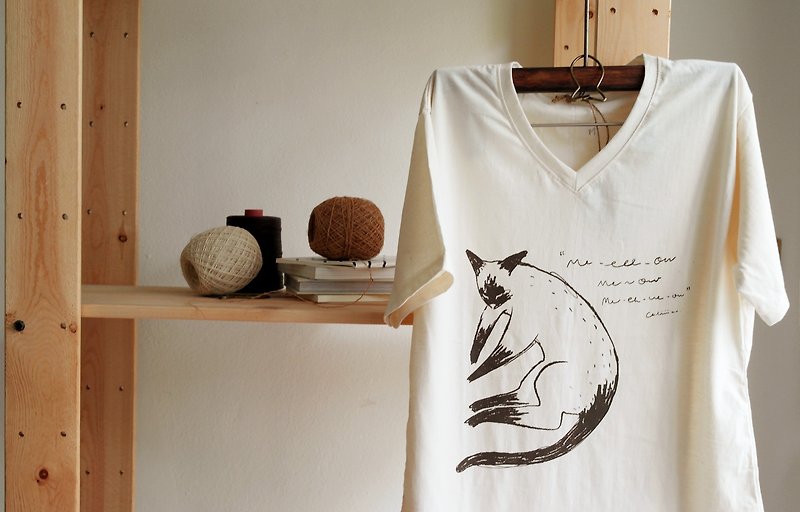 T shirt V neck cotton siamese cat hand print with brown colour - 中性连帽卫衣/T 恤 - 棉．麻 卡其色