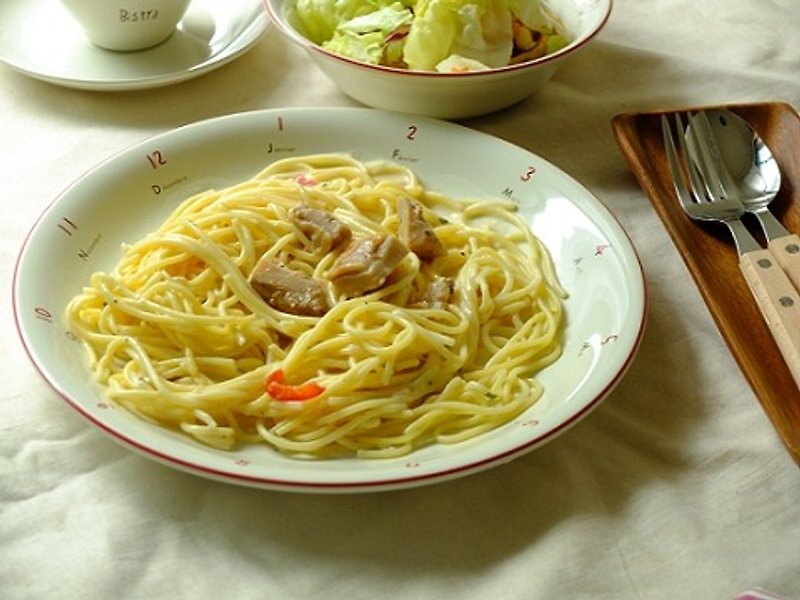 日本IZAWA BISTRO 巴黎小餐馆 大圆盘/dinner plate 红线条 - 浅碟/小碟子 - 瓷 白色