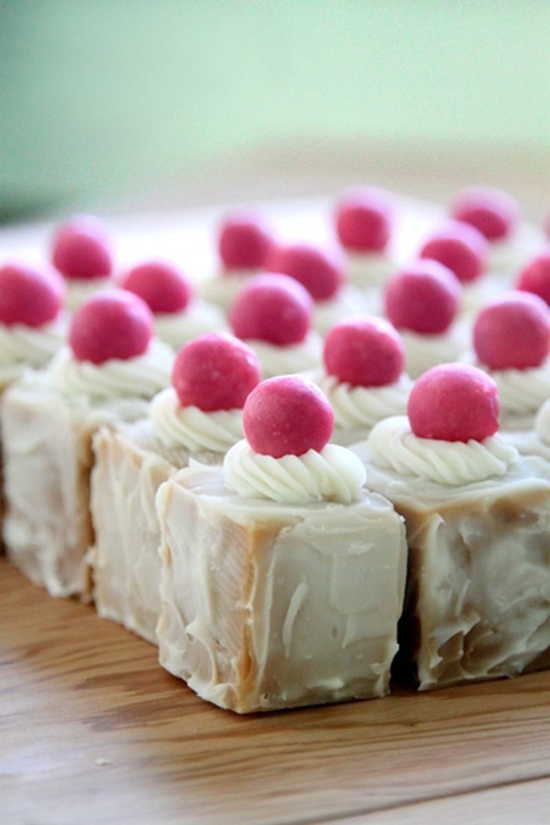 蜂蜜燕麦奶油蛋糕皂 - 香薰/精油/线香 - 植物．花 粉红色