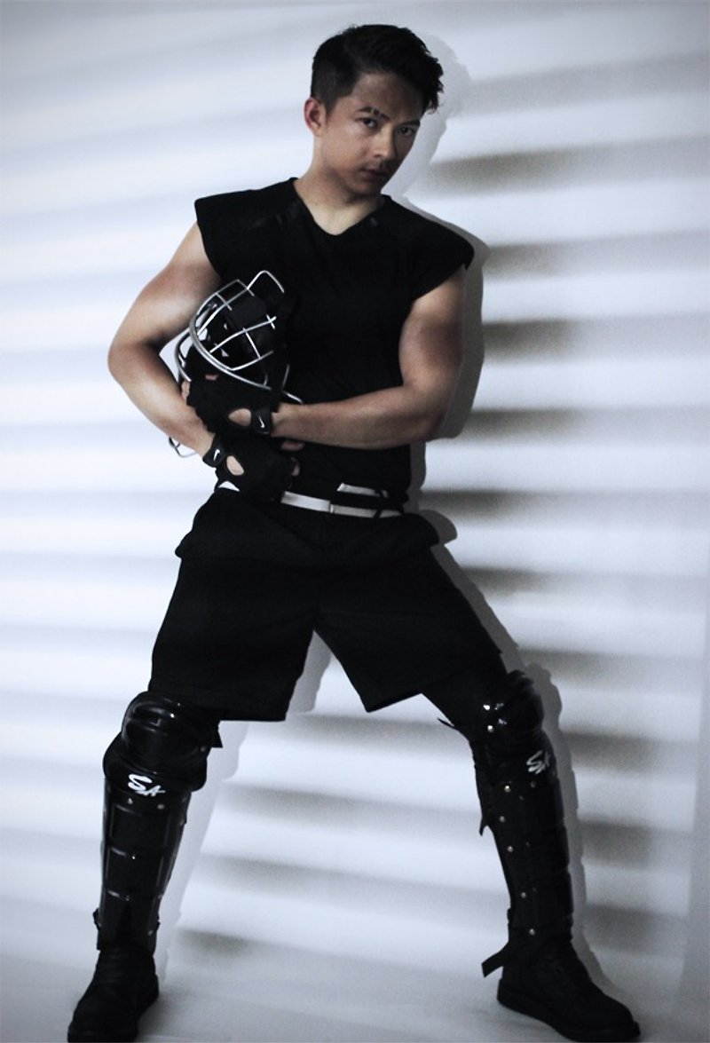 台湾 设计师品牌 男装 时尚设计 前卫流行 无袖 垫肩 合身 美式足球造型 上衣 黑色 - 男装上衣/T 恤 - 其他材质 黑色